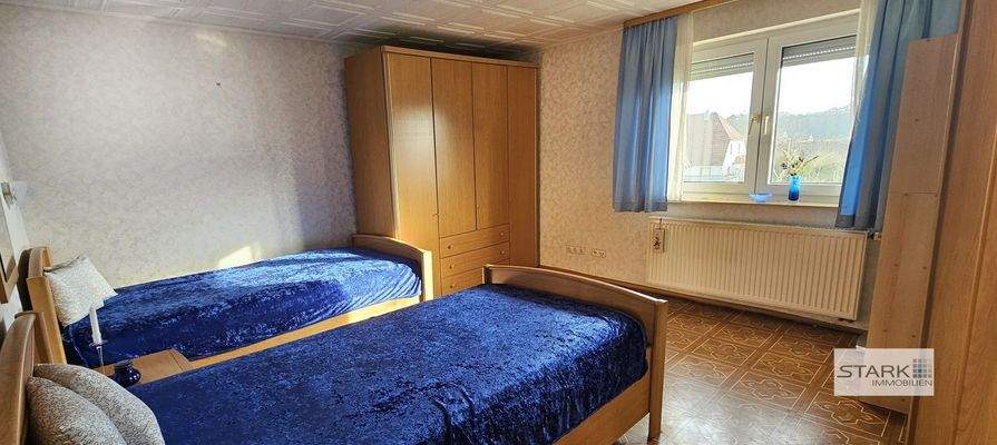 EG Schlafzimmer mit Fenster.jpg