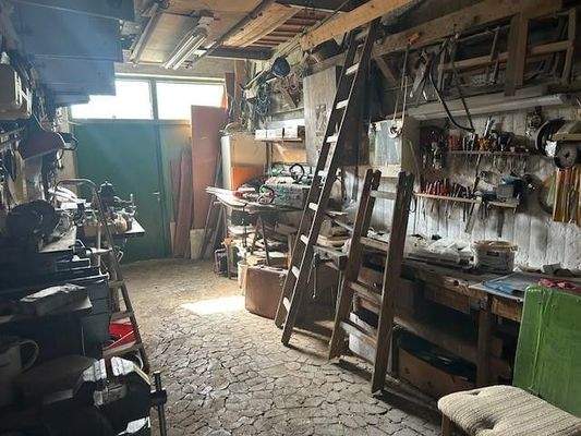 Werkstatt mit Ausgang Garten