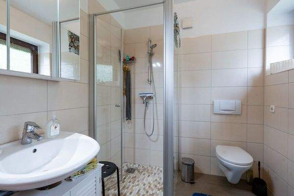 Modernes Duschbad im Erdgeschoss