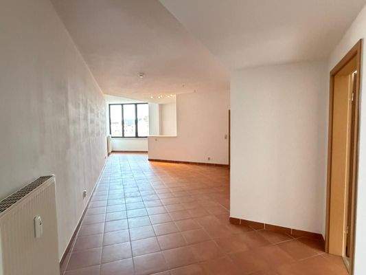 Wohnungsflur mit Fliesenboden