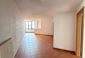 Wohnungsflur mit Fliesenboden