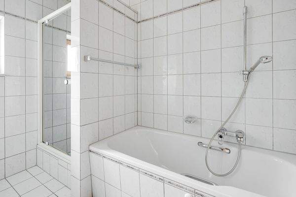 Tageslichtbad mit Dusche und Badewanne