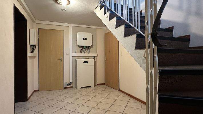  Flur im Keller mit Speicher für PV Anlage