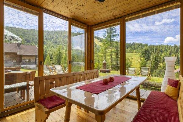 Sonniger Wintergarten mit Blick auf die Skipiste