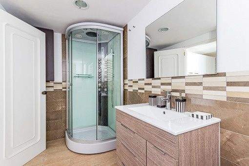 Badezimmer mit Dusche