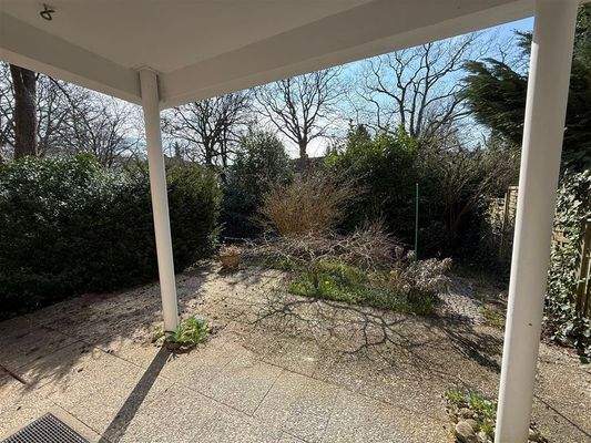 Blick aus dem Wohnzimmer auf die Terrasse