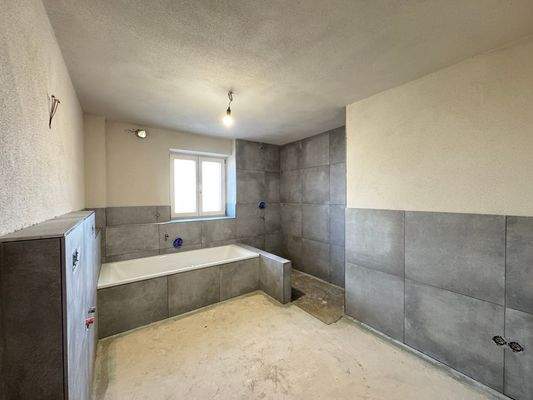 Bad mit Wanne u. Dusche