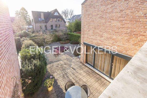 Blick auf die Terrasse und den Garten