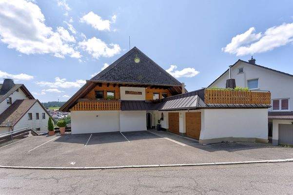 Blick zu den Parkplätzen und Doppelgarage