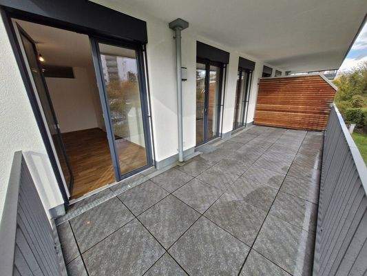 Grosse Terrasse vor Wohnraum und Schlafzimmer, #110036