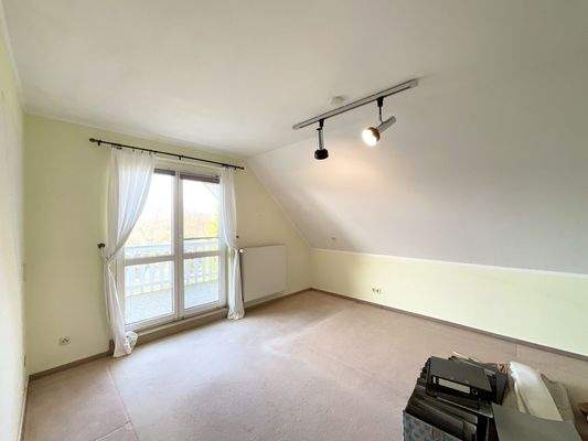 Zimmer DG mit Balkonausgang