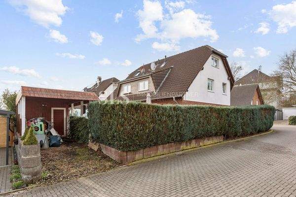 Ansicht Hintern -/Carport