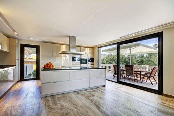 Eine von 2 Küchen mit Zugang auf den Balkon