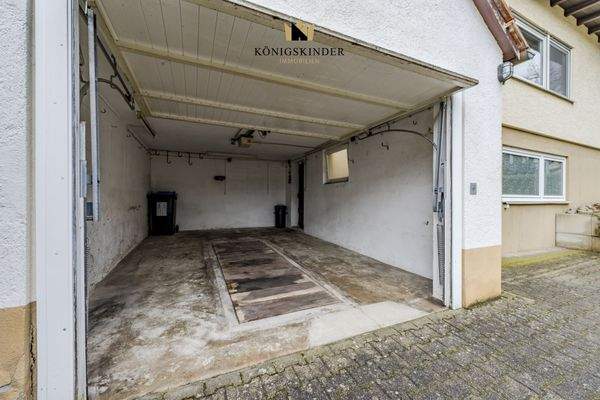 Garage mit Grube und Dachspitz