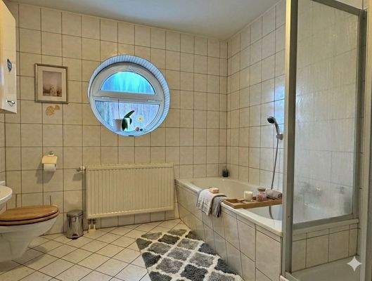 Bad mit Wanne und Dusche