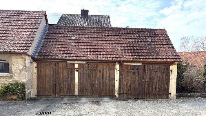 zwei Garagen und eine Werkstatt