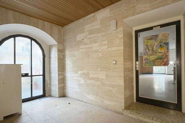 Eingangsbereich mit Nebeneingang Laden (EG)