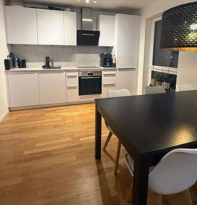 Moderne Küche mit Esstisch