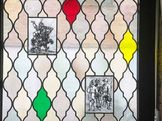 mit historischen Elementen.