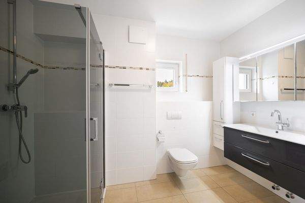 Tageslichtbadezimmer mit Duschbad