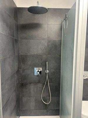 Modern gefliestes Dusche 