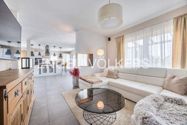 Blick vom Wohnzimmer in den offenen Küchenbereich – stilvoll und funktional vereint