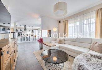 Blick vom Wohnzimmer in den offenen Küchenbereich – stilvoll und funktional vereint