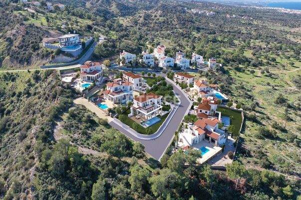 Stylish Houses with Pools in a Well Location in Girne