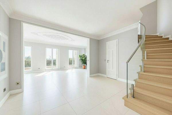 (KI) Diele mit Gäste-WC und Treppe ins Staffelgeschoss (KI)