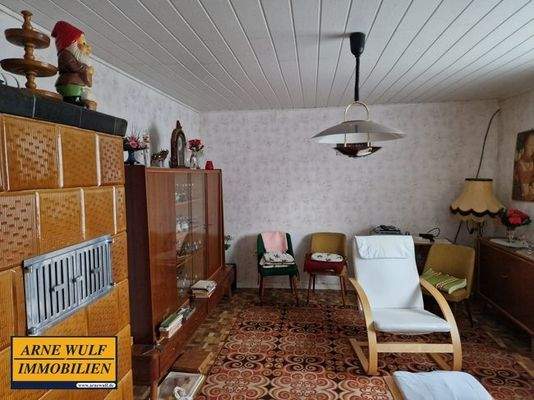 kleines Zimmer mit kachelofen