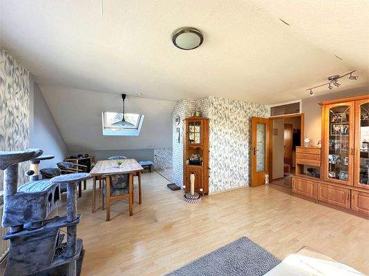 Lichtdurchflutetes Wohn-/Esszimmer im Dachgeschoss