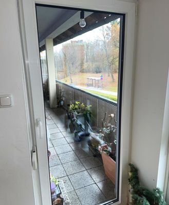 Wohnzimmer mit Balkon