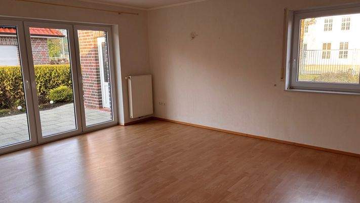  WG Wohnzimmer mit Zugang zur Terrasse