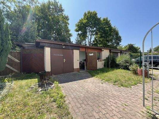 Nebengebäude und Garagen