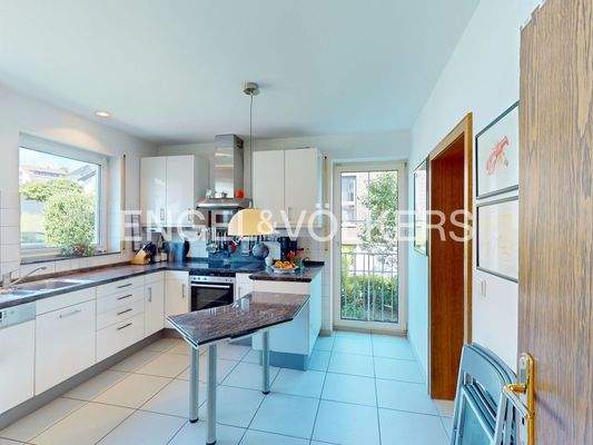 Helle Wohnküche mit viel Platz