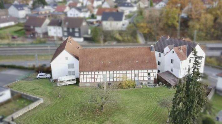 Rückansicht mit Baugrundstück