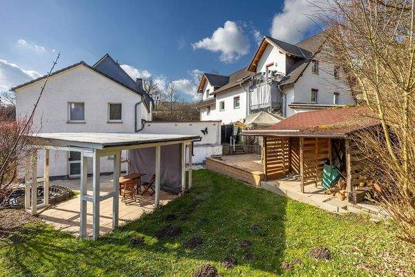 Altbau links, Neubau rechts, vorne: Garten der Maisonette-Wohnung