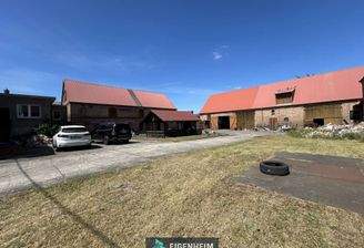 Innenhof mit Stallungen