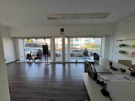 Blick -Ladenlokal Richtung Straße