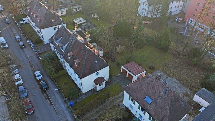 Seitenansicht und Grundstück