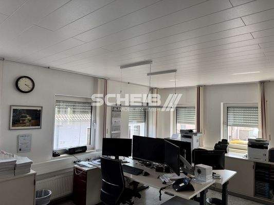 schöne Arbeitsplätze im Obergeschoss