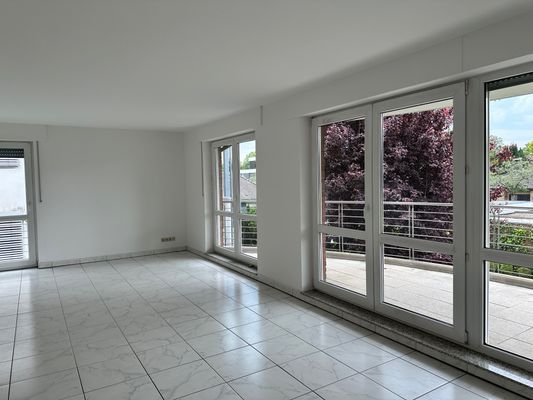 Wohn-Essraum mit großer Fensterfront