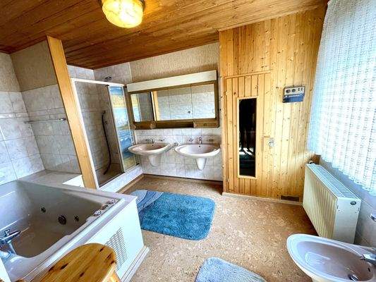 Badezimmer mit Sauna im 1. OG