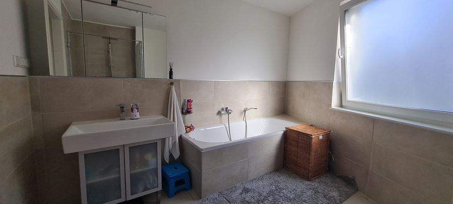 Teilansicht vom Badezimmer.jpg