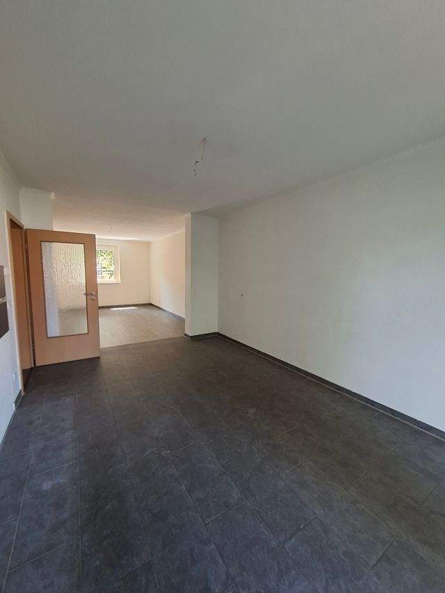 Helle 3 Raum Wohnung mit Balkon, Bad mit Dusche und Wanne ab sofort in Zwickau zu vermieten - Photo 2