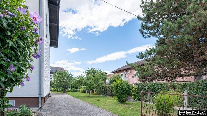 Gartenansicht mit Hauseingang 2