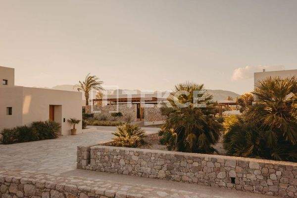 Villa Offering Expansive Cultivable Land in Yecla Murcia