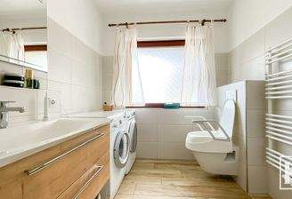 Badezimmer mit bodentiefer Dusche