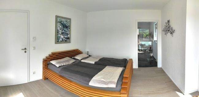 Schlafzimmer mit Zugang zum Bad