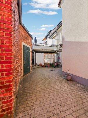 Hofansicht + Tür zum Fahrradraum